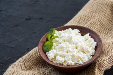 Süzme peynirli sağlıklı bir kahvaltı. Yaratıcı atmosfer dekorasyonu