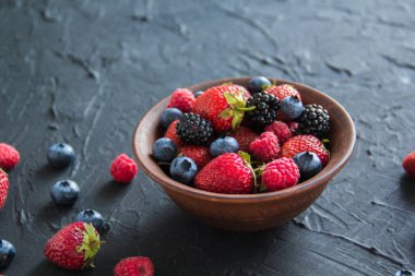 Sağlıklı bir porsiyon taze yaz meyvesi. Yaratıcı atmosfer dekorasyonu