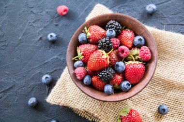 Sağlıklı bir porsiyon taze yaz meyvesi. Yaratıcı atmosfer dekorasyonu