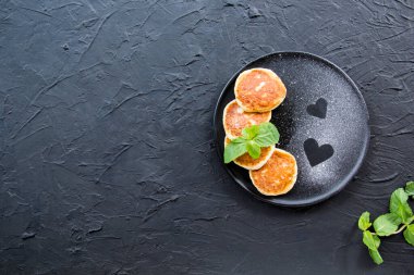 Peynirli krep, böğürtlen ve baldan oluşan sağlıklı bir kahvaltı. Yaratıcı atmosfer dekorasyonu