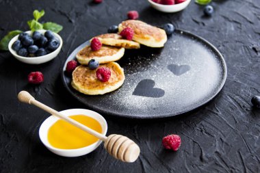 Peynirli krep, böğürtlen ve baldan oluşan sağlıklı bir kahvaltı. Yaratıcı atmosfer dekorasyonu