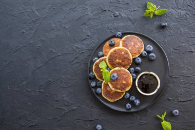 Peynirli krep, böğürtlen ve baldan oluşan sağlıklı bir kahvaltı. Yaratıcı atmosfer dekorasyonu