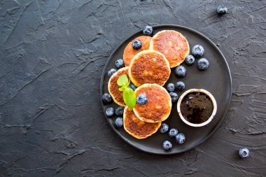 Peynirli krep, böğürtlen ve baldan oluşan sağlıklı bir kahvaltı. Yaratıcı atmosfer dekorasyonu