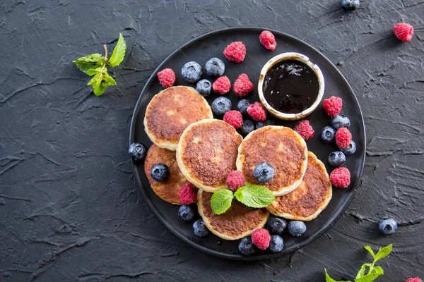 Healthy Breakfast Cheese Pancakes Berries Honey Creative Atmospheric Decoration — Stock Photo, Image