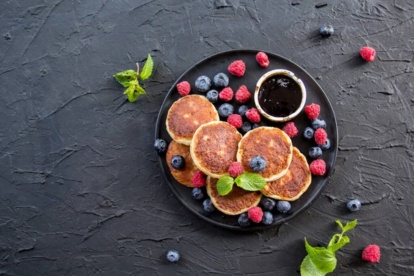 Sarapan Sehat Keju Pancake Buah Beri Dan Madu Dekorasi Atmosfer — Stok Foto