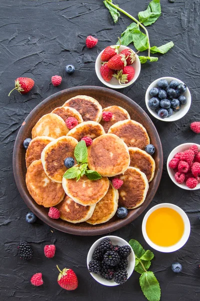 Sarapan Sehat Keju Pancake Buah Beri Dan Madu Dekorasi Atmosfer — Stok Foto