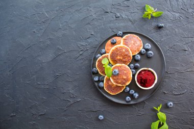 Peynirli krep, böğürtlen ve baldan oluşan sağlıklı bir kahvaltı. Yaratıcı atmosfer dekorasyonu