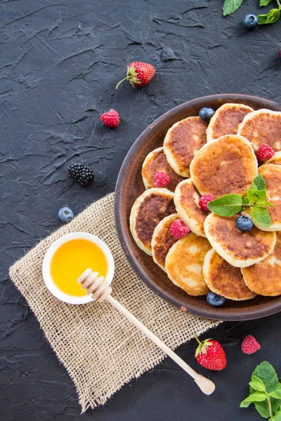 Sarapan Sehat Keju Pancake Buah Beri Dan Madu Dekorasi Atmosfer — Stok Foto