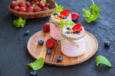 Taze yaz meyvelerinden oluşan sağlıklı bir meyve suyu. Yaratıcı atmosfer dekorasyonu