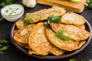 Kabaklı gözlemelerden oluşan sağlıklı bir kahvaltı. Yaratıcı atmosfer dekorasyonu