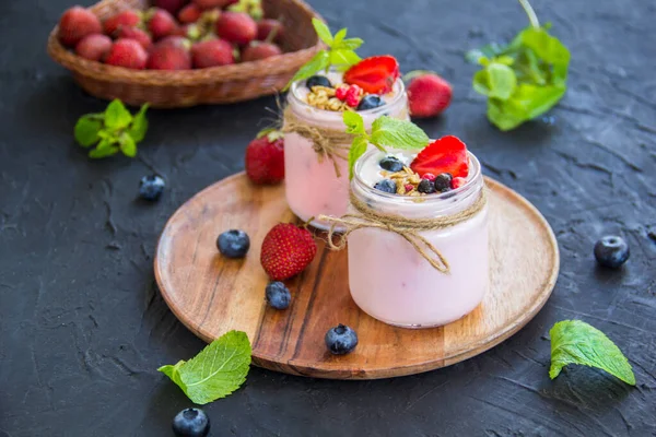 Taze yaz meyvelerinden oluşan sağlıklı bir meyve suyu. Yaratıcı atmosfer dekorasyonu