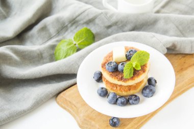 Krep, böğürtlen, tereyağı ve baldan oluşan sağlıklı bir kahvaltı. Yaratıcı atmosfer dekorasyonu