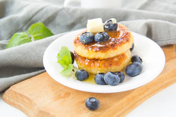 一个健康的早餐由煎饼 黄油和蜂蜜 创意氛围装饰 — 图库照片