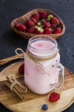 Taze yaz meyvelerinden oluşan sağlıklı bir meyve suyu. Yaratıcı atmosfer dekorasyonu