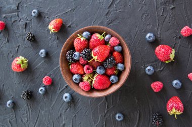 Sağlıklı bir porsiyon taze yaz meyvesi. Yaratıcı atmosfer dekorasyonu
