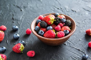 Sağlıklı bir porsiyon taze yaz meyvesi. Yaratıcı atmosfer dekorasyonu