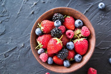 Sağlıklı bir porsiyon taze yaz meyvesi. Yaratıcı atmosfer dekorasyonu