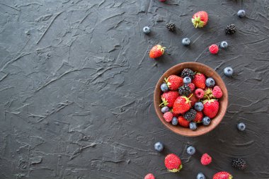 Sağlıklı bir porsiyon taze yaz meyvesi. Yaratıcı atmosfer dekorasyonu