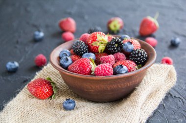 Sağlıklı bir porsiyon taze yaz meyvesi. Yaratıcı atmosfer dekorasyonu