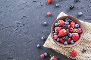 Sağlıklı bir porsiyon taze yaz meyvesi. Yaratıcı atmosfer dekorasyonu