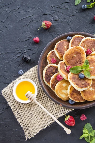 Sarapan Sehat Keju Pancake Buah Beri Dan Madu Dekorasi Atmosfer — Stok Foto