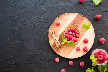 Peynirli ahududulu turtadan sağlıklı bir tatlı. Yaratıcı atmosfer dekorasyonu