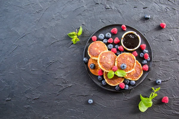 Sarapan Sehat Keju Pancake Buah Beri Dan Madu Dekorasi Atmosfer — Stok Foto