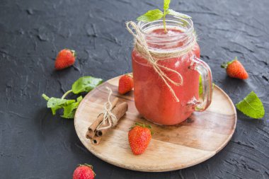 Taze yaz meyvelerinden oluşan sağlıklı bir meyve suyu. Yaratıcı atmosfer dekorasyonu