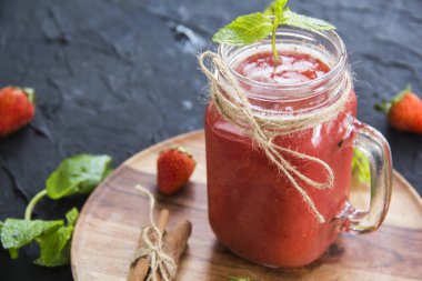 Taze yaz meyvelerinden oluşan sağlıklı bir meyve suyu. Yaratıcı atmosfer dekorasyonu