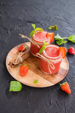 Taze yaz meyvelerinden oluşan sağlıklı bir meyve suyu. Yaratıcı atmosfer dekorasyonu