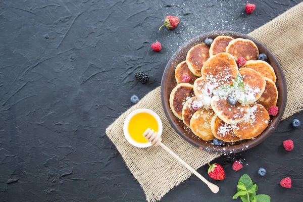 Sarapan Sehat Keju Pancake Buah Beri Dan Madu Dekorasi Atmosfer — Stok Foto