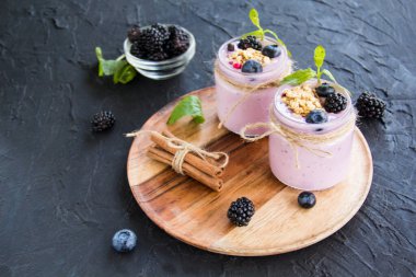 Taze yaz meyvelerinden oluşan sağlıklı bir meyve suyu. Yaratıcı atmosfer dekorasyonu