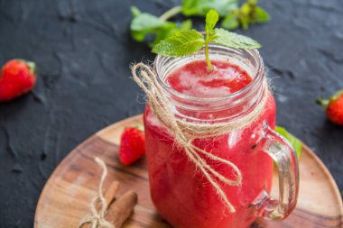 Taze yaz meyvelerinden oluşan sağlıklı bir meyve suyu. Yaratıcı atmosfer dekorasyonu