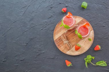 Taze yaz meyvelerinden oluşan sağlıklı bir meyve suyu. Yaratıcı atmosfer dekorasyonu