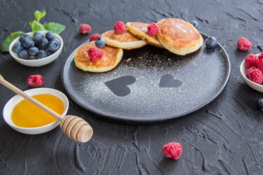 Peynirli krep, böğürtlen ve baldan oluşan sağlıklı bir kahvaltı. Yaratıcı atmosfer dekorasyonu