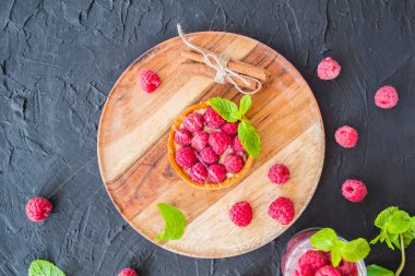 Peynirli ahududulu turtadan sağlıklı bir tatlı. Yaratıcı atmosfer dekorasyonu