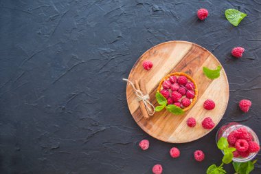 Peynirli ahududulu turtadan sağlıklı bir tatlı. Yaratıcı atmosfer dekorasyonu