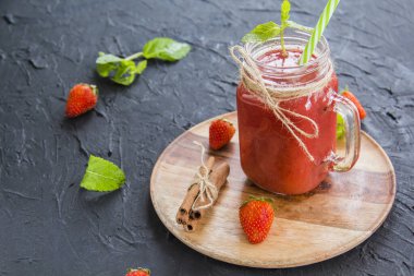 Taze yaz meyvelerinden oluşan sağlıklı bir meyve suyu. Yaratıcı atmosfer dekorasyonu