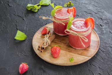 Taze yaz meyvelerinden oluşan sağlıklı bir meyve suyu. Yaratıcı atmosfer dekorasyonu