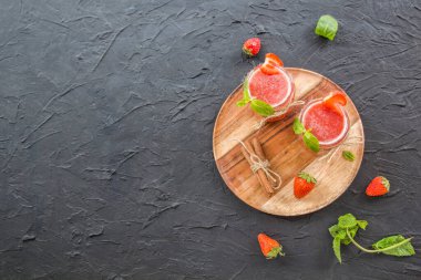 Taze yaz meyvelerinden oluşan sağlıklı bir meyve suyu. Yaratıcı atmosfer dekorasyonu