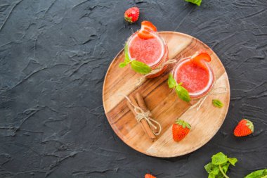 Taze yaz meyvelerinden oluşan sağlıklı bir meyve suyu. Yaratıcı atmosfer dekorasyonu