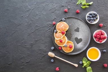 Peynirli krep, böğürtlen ve baldan oluşan sağlıklı bir kahvaltı. Yaratıcı atmosfer dekorasyonu