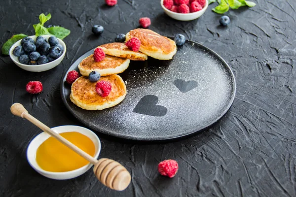 Sarapan Sehat Keju Pancake Buah Beri Dan Madu Dekorasi Atmosfer — Stok Foto