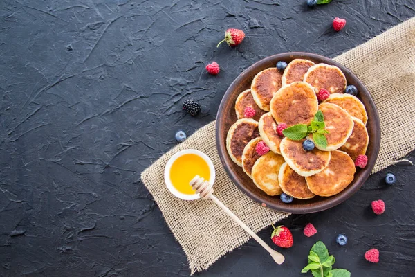 Sarapan Sehat Keju Pancake Buah Beri Dan Madu Dekorasi Atmosfer — Stok Foto