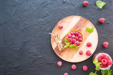 Peynirli ahududulu turtadan sağlıklı bir tatlı. Yaratıcı atmosfer dekorasyonu