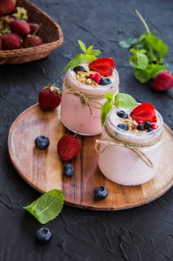 Taze yaz meyvelerinden oluşan sağlıklı bir meyve suyu. Yaratıcı atmosfer dekorasyonu