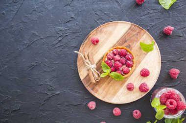 Peynirli ahududulu turtadan sağlıklı bir tatlı. Yaratıcı atmosfer dekorasyonu