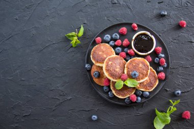 Peynirli krep, böğürtlen ve baldan oluşan sağlıklı bir kahvaltı. Yaratıcı atmosfer dekorasyonu
