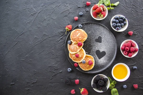Sarapan Sehat Keju Pancake Buah Beri Dan Madu Dekorasi Atmosfer — Stok Foto