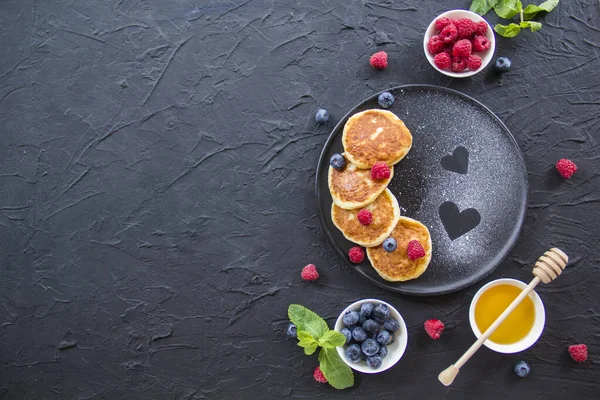 Sarapan Sehat Keju Pancake Buah Beri Dan Madu Dekorasi Atmosfer — Stok Foto